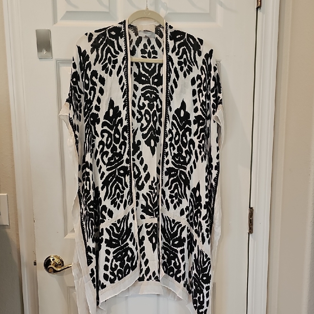 Black and White Patterned Women's Kimono Style Beach Coverup